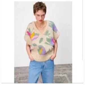 Zara NWT V-Neck Floral Patch Cream Knit Sweater. Size S.